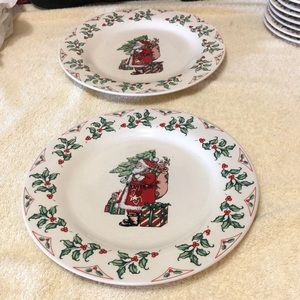 Two Gibson Housewares Santa Claus w/ Christmas Tree & Gifts 10.75” Dinne…